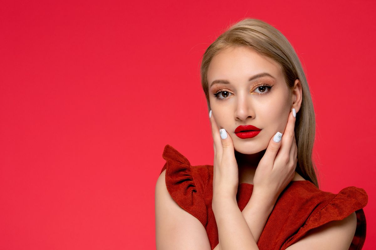 makijaż do czerwonej sukienki