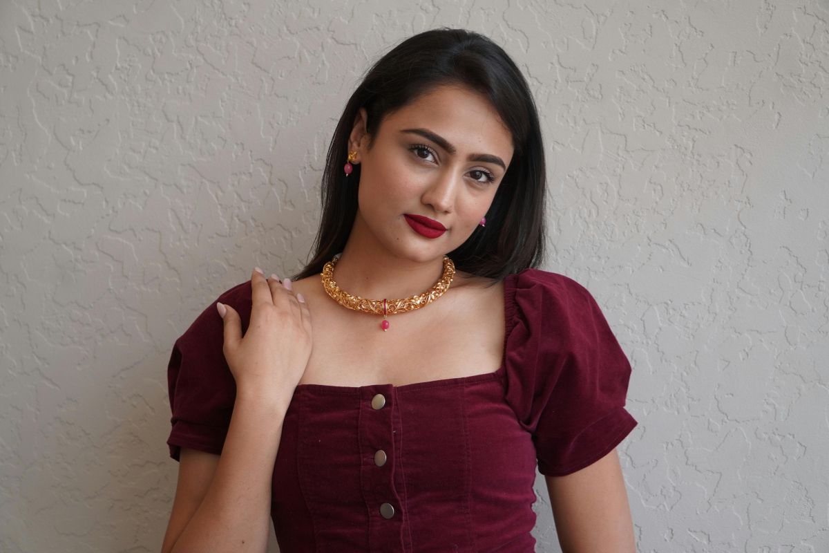 jaki makijaż do bordowej sukienki