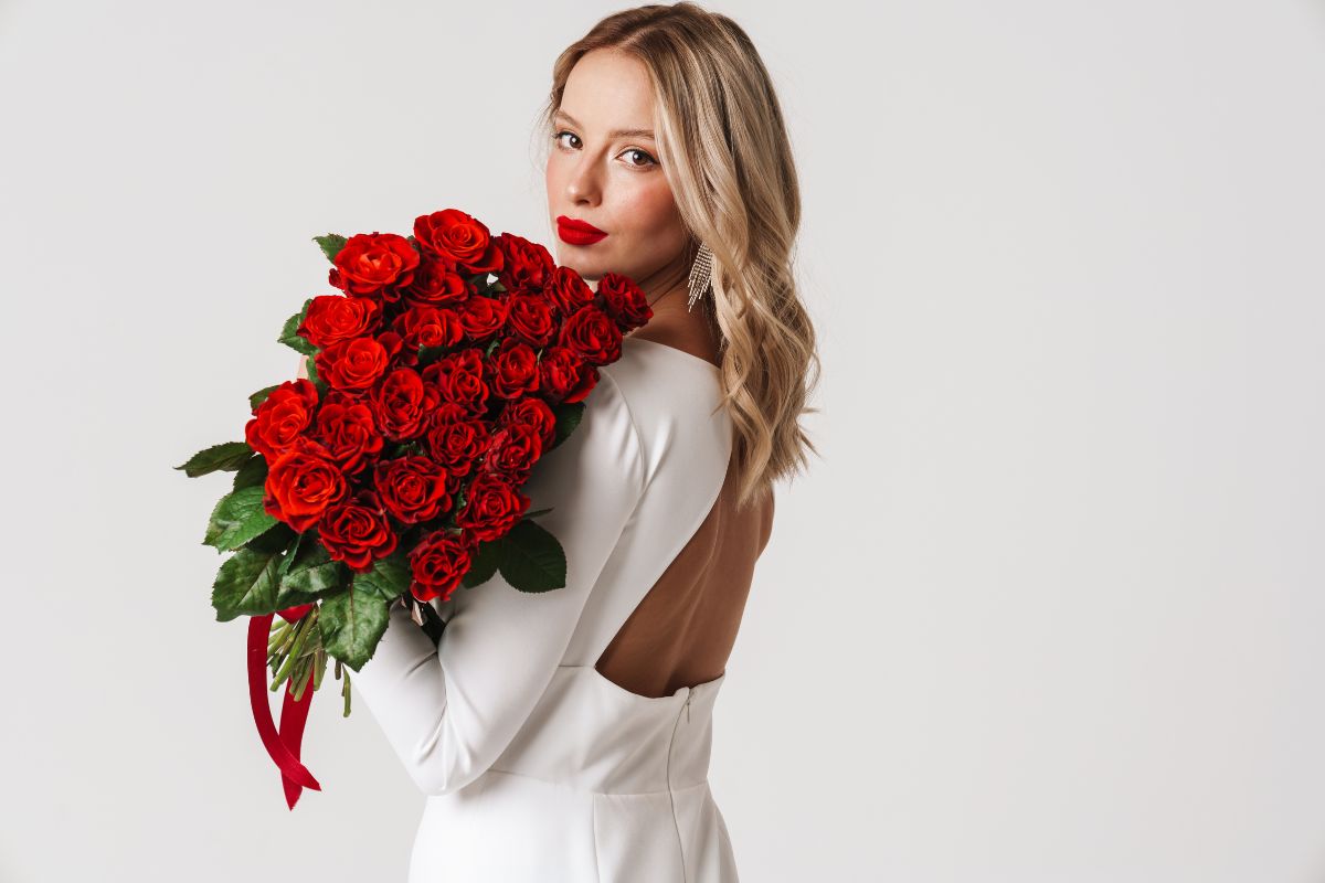 makijaż do białej sukienki