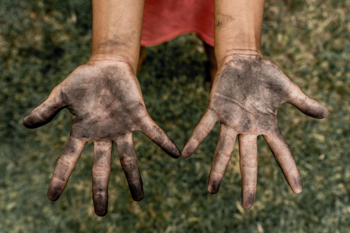 czym zmyć czarną farbę ze skóry